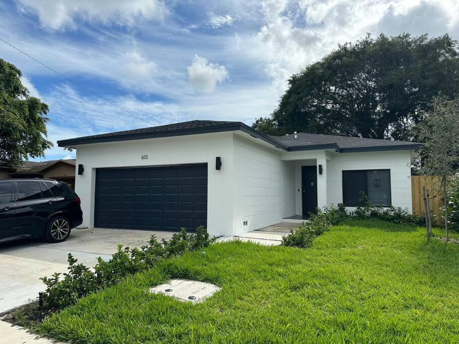 Enjoy Our Brand New Home Close To Hollywood In Hallandale Beach! Exterior photo